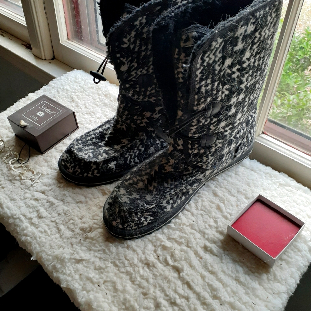 Sanuk boots